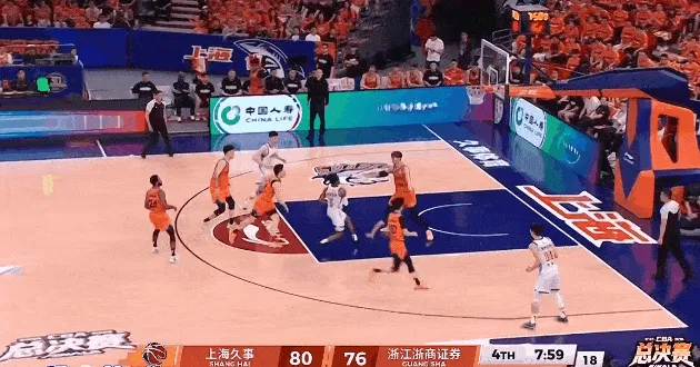 MK体育-累坏了！胡金秋篮下接球尝试强起，可惜直接脱手掉球失误出界